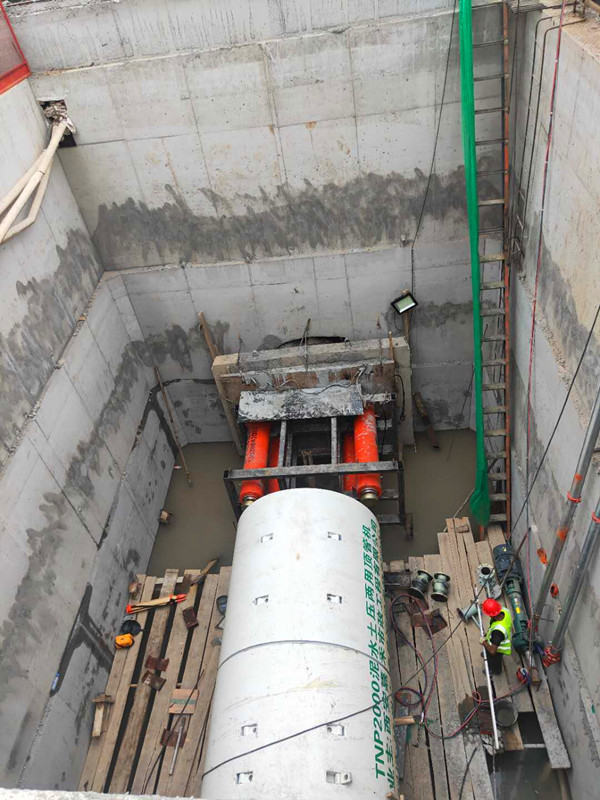 二十局电气化公司西安地铁项目部机械顶管盾构设备进场安装到位